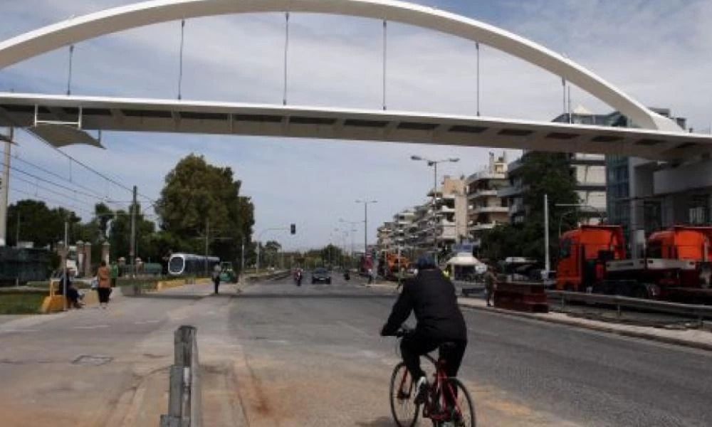 Άλιμος: Ολοκληρώθηκε η τοποθέτηση της πεζογέφυρας στην Ποσειδώνος